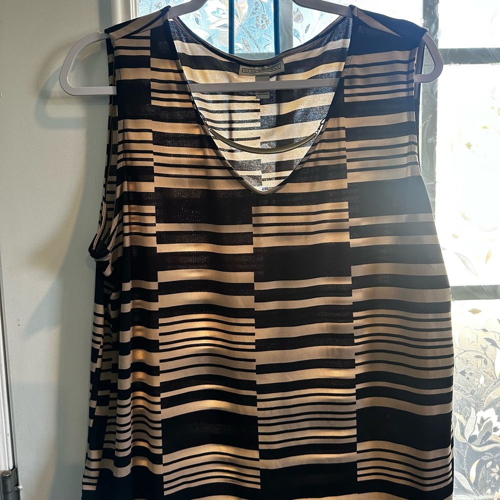 Dana Buchman Avenue Black and Tan Geometric Sleeveless Blouse